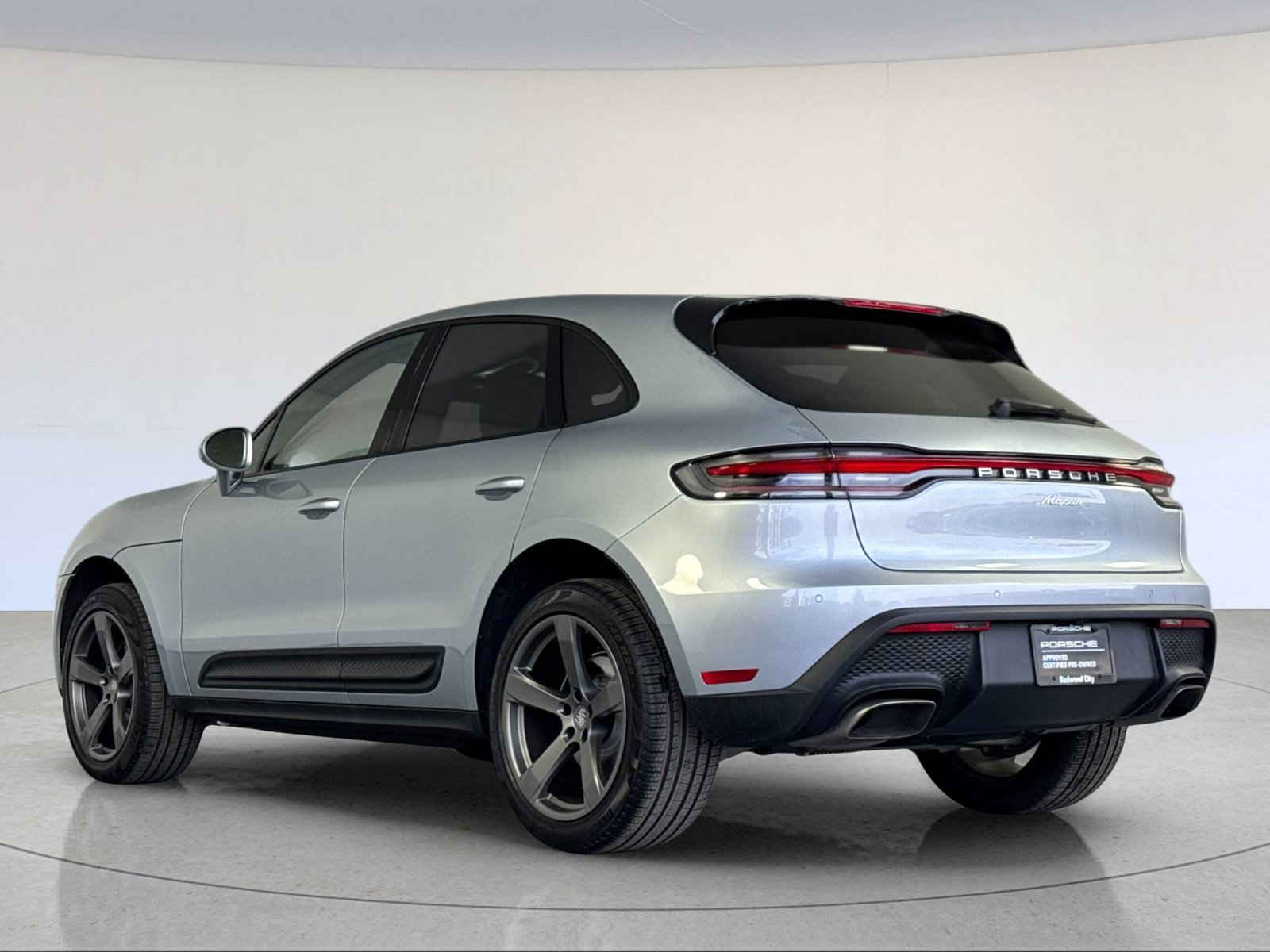 Certified 2026 Porsche Macan AWD/4WD image 3