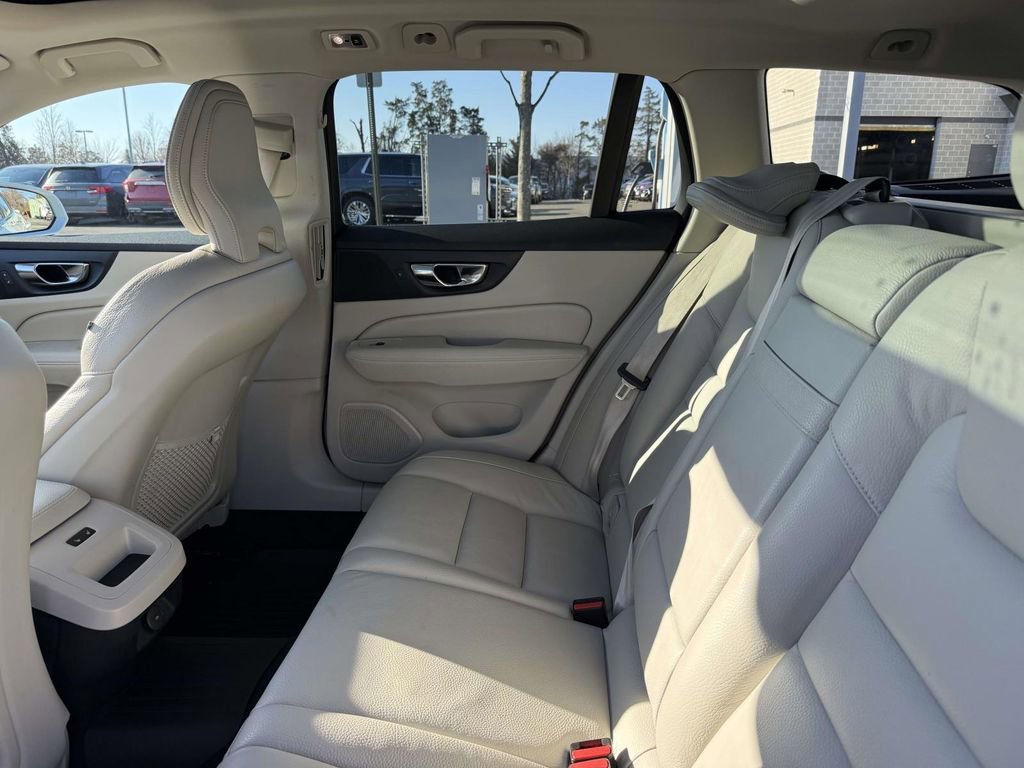 Used 2021 Volvo V60 T5 Cross Country image 17