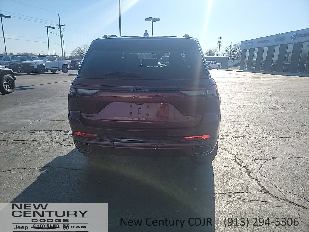 Used 2024 Jeep Grand Cherokee Summit AWD/4WD image 4