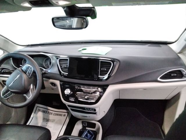 Used 2024 Chrysler Pacifica Touring-L image 18