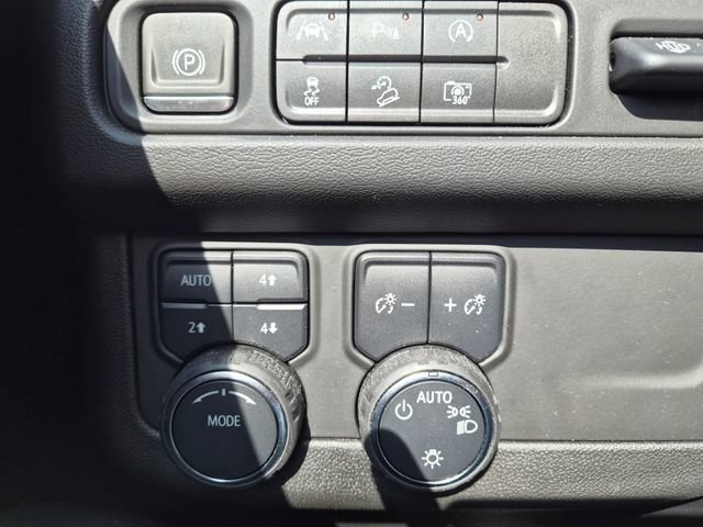 Used 2024 Chevrolet Suburban Premier AWD/4WD image 17