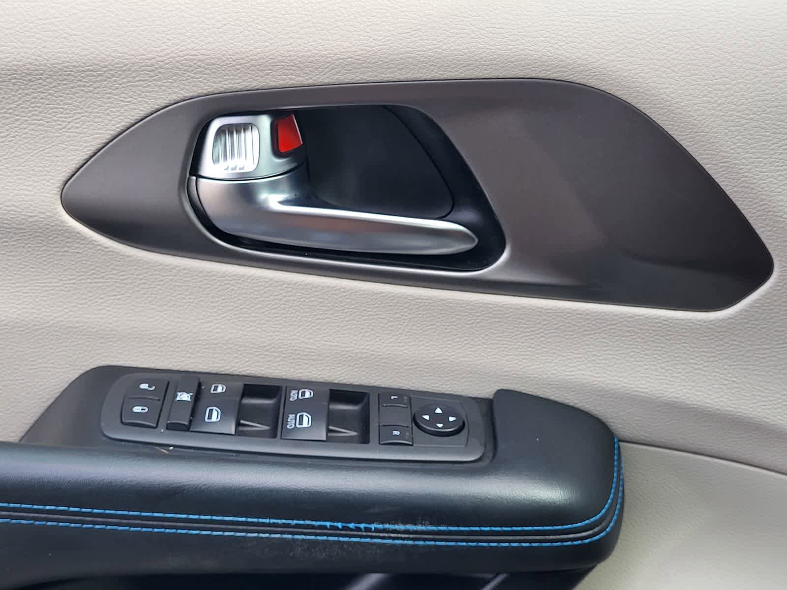 Used 2021 Chrysler Pacifica Touring FWD image 13