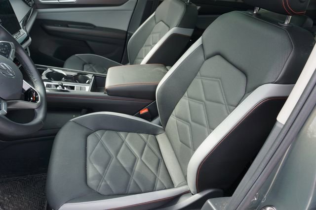 Used 2025 Volkswagen Atlas Peak Edition SE image 15