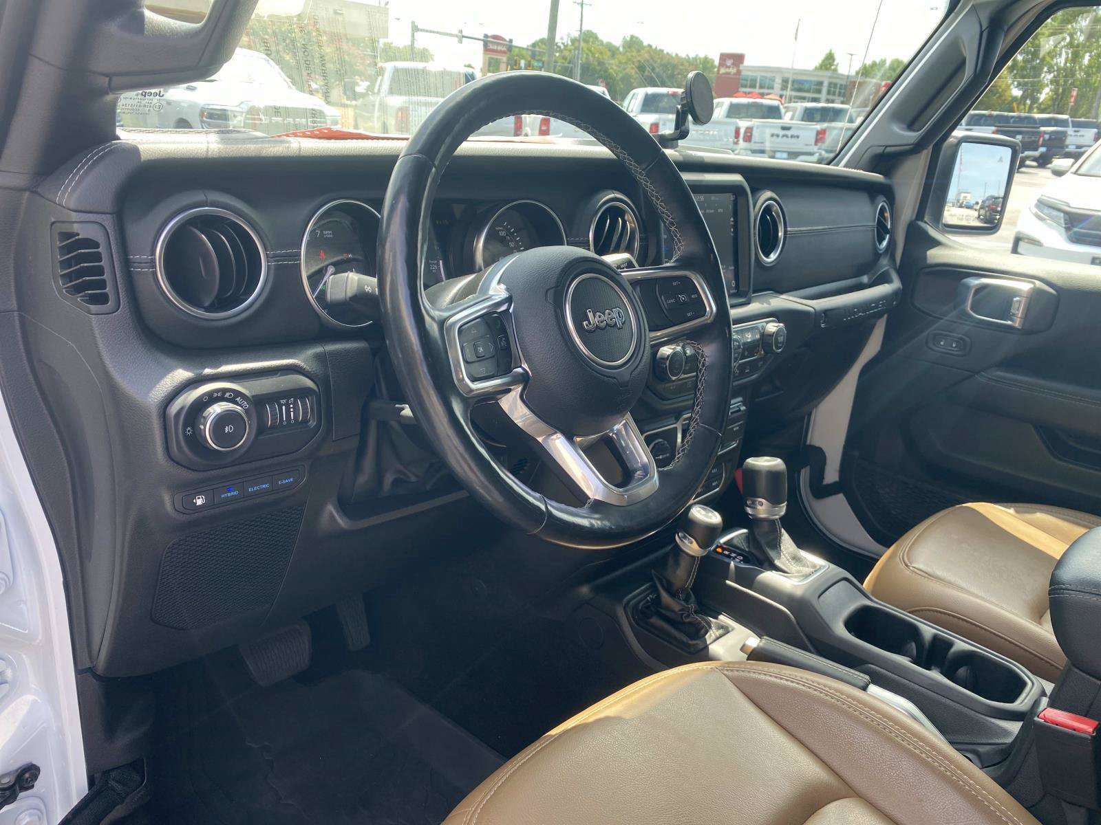 Used 2022 Jeep Wrangler Unlimited Rubicon 4xe w/ Cold Weather Group AWD/4WD image 27