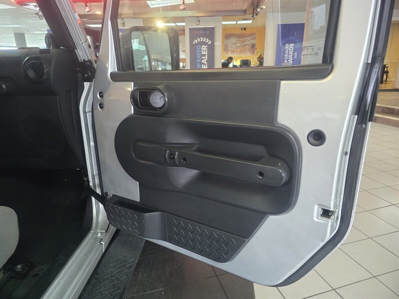 Used 2007 Jeep Wrangler Unlimited Sahara AWD/4WD image 12