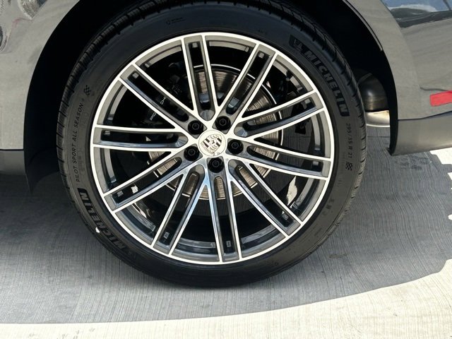 Certified 2025 Porsche Macan image 12