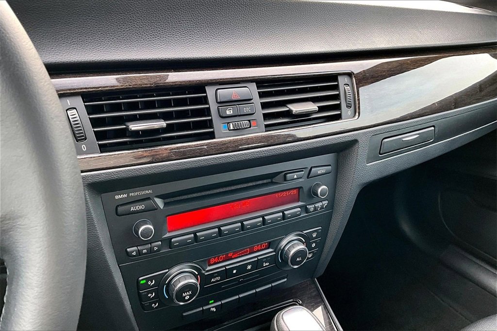 Used 2011 BMW 335i Convertible image 30