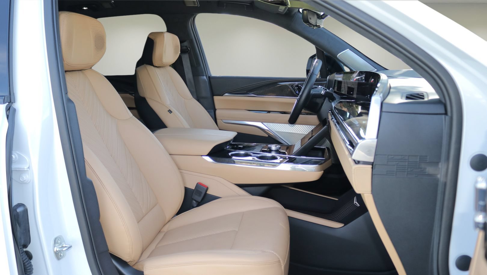 Certified 2026 Cadillac Escalade IQ Luxury 2 w/ LPO, Radiant Package AWD/4WD image 19