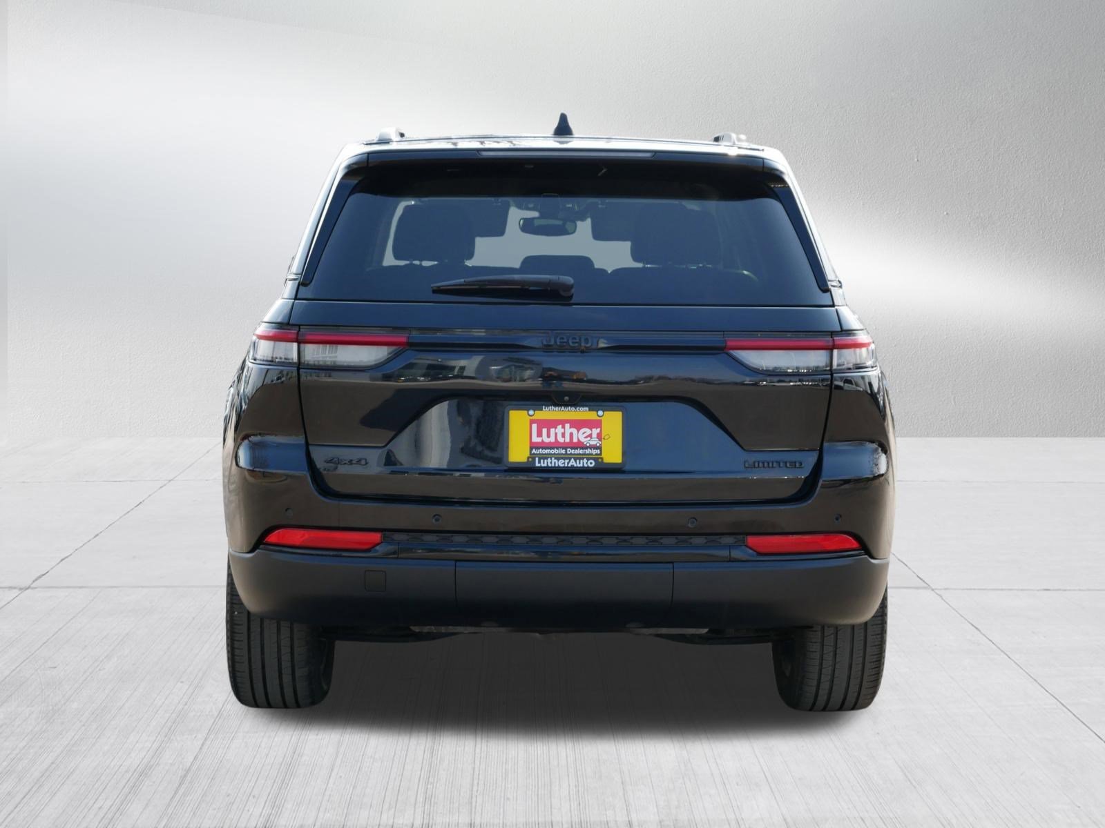 Used 2023 Jeep Grand Cherokee Limited w/ Black Appearance Package image 6