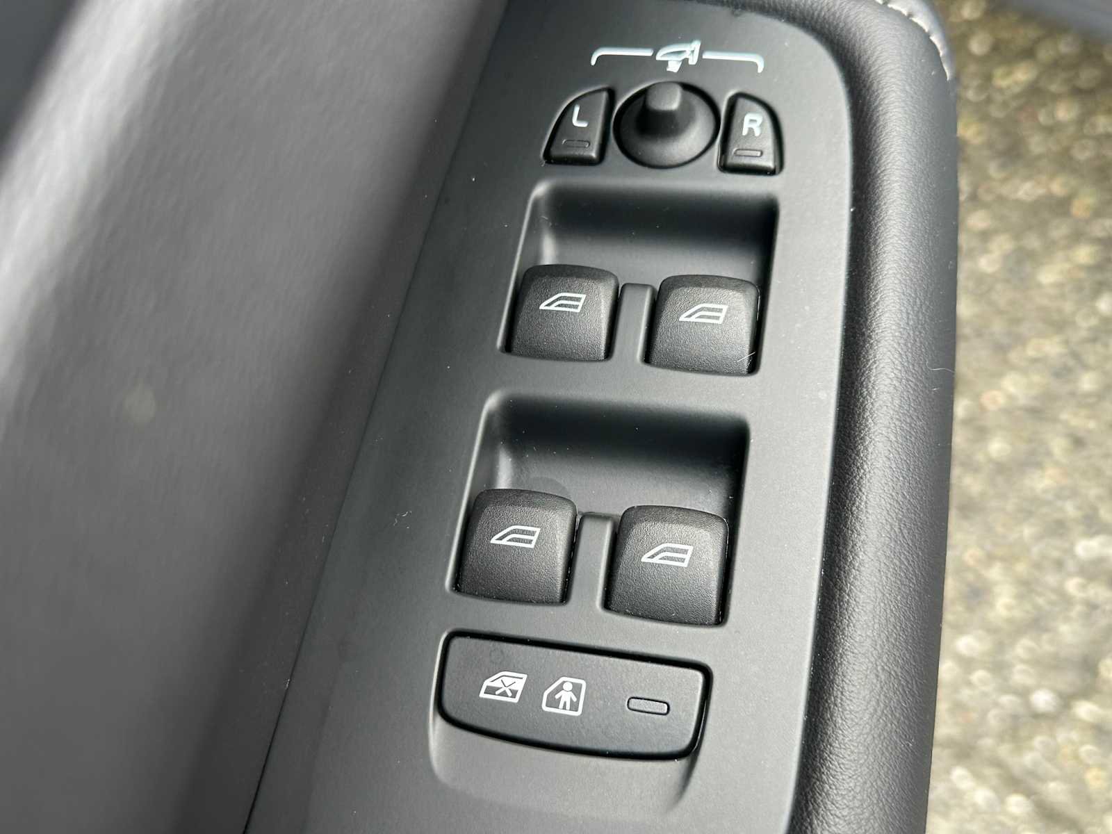 Certified 2021 Volvo XC60 T8 Inscription w/ Advanced Package image 21