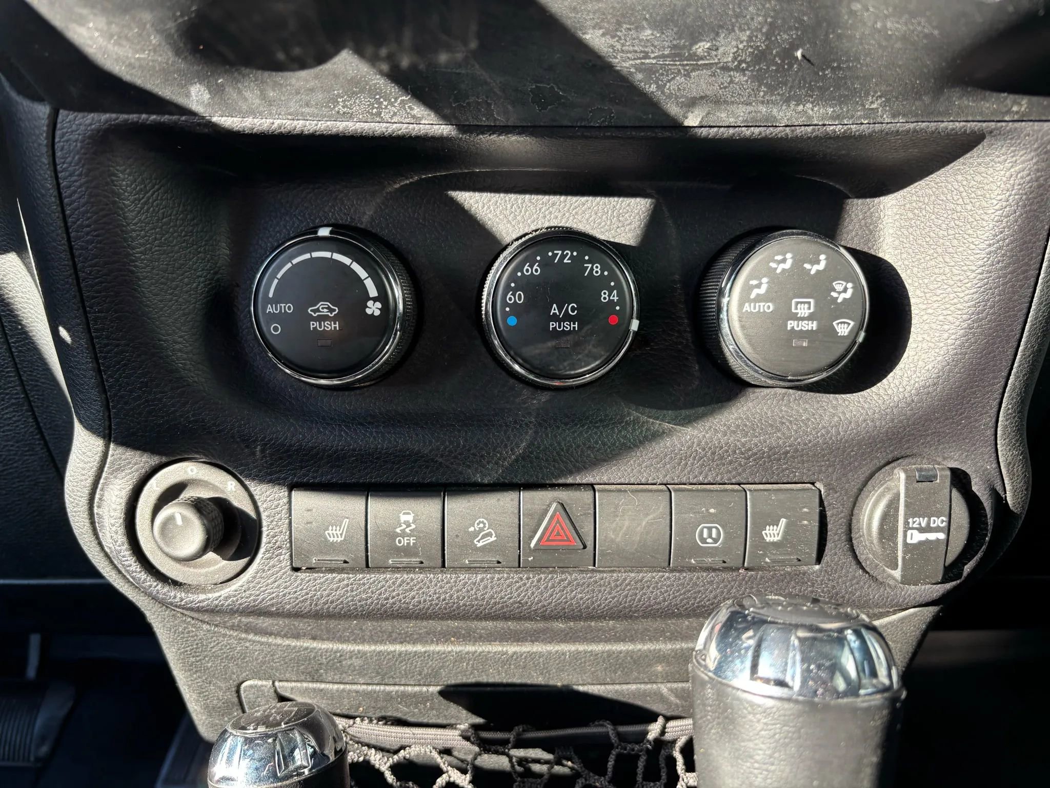 Used 2015 Jeep Wrangler Unlimited Rubicon w/ Connectivity Group image 24