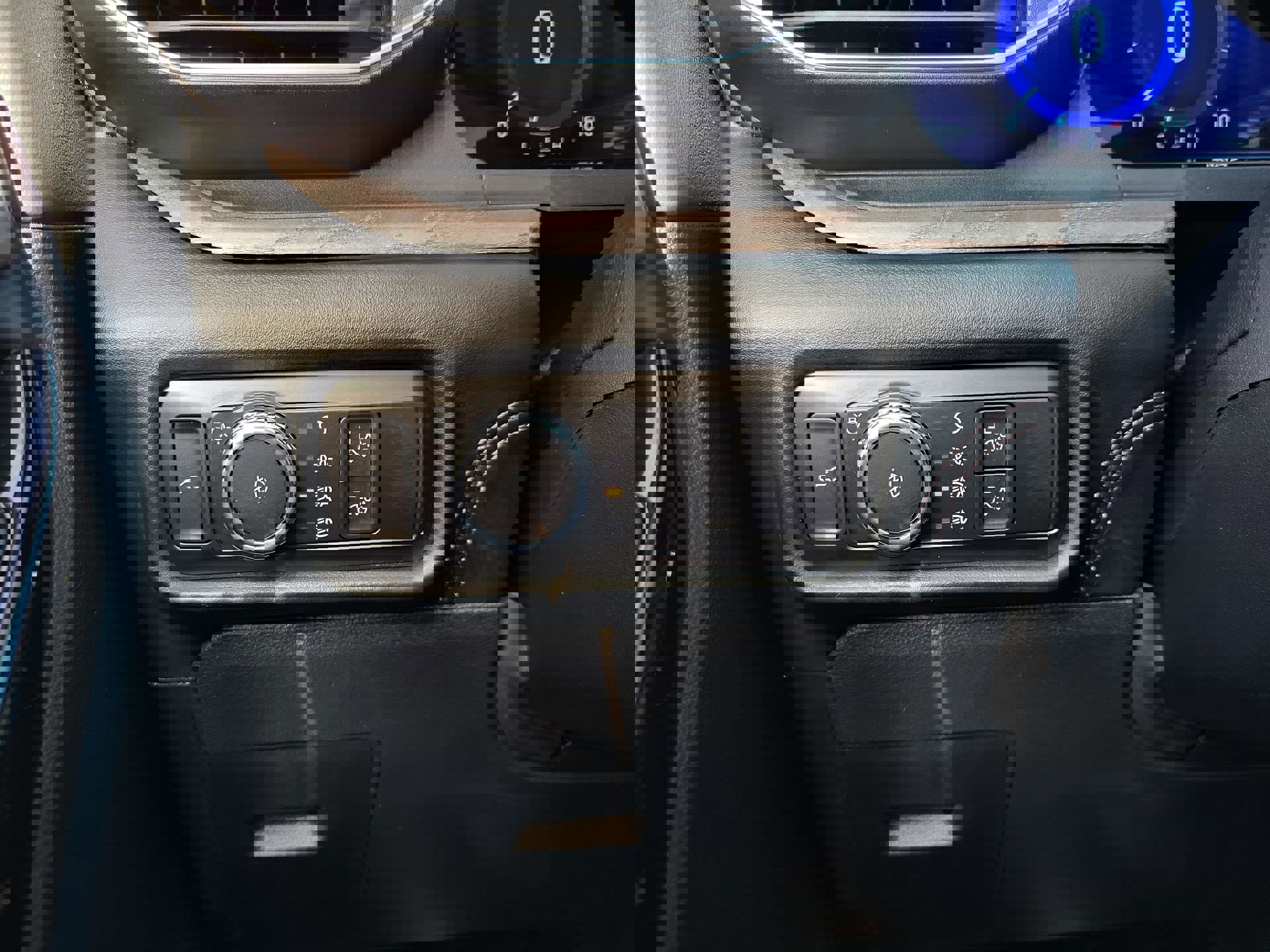 Used 2023 Ford Explorer Platinum w/ Technology Package image 30