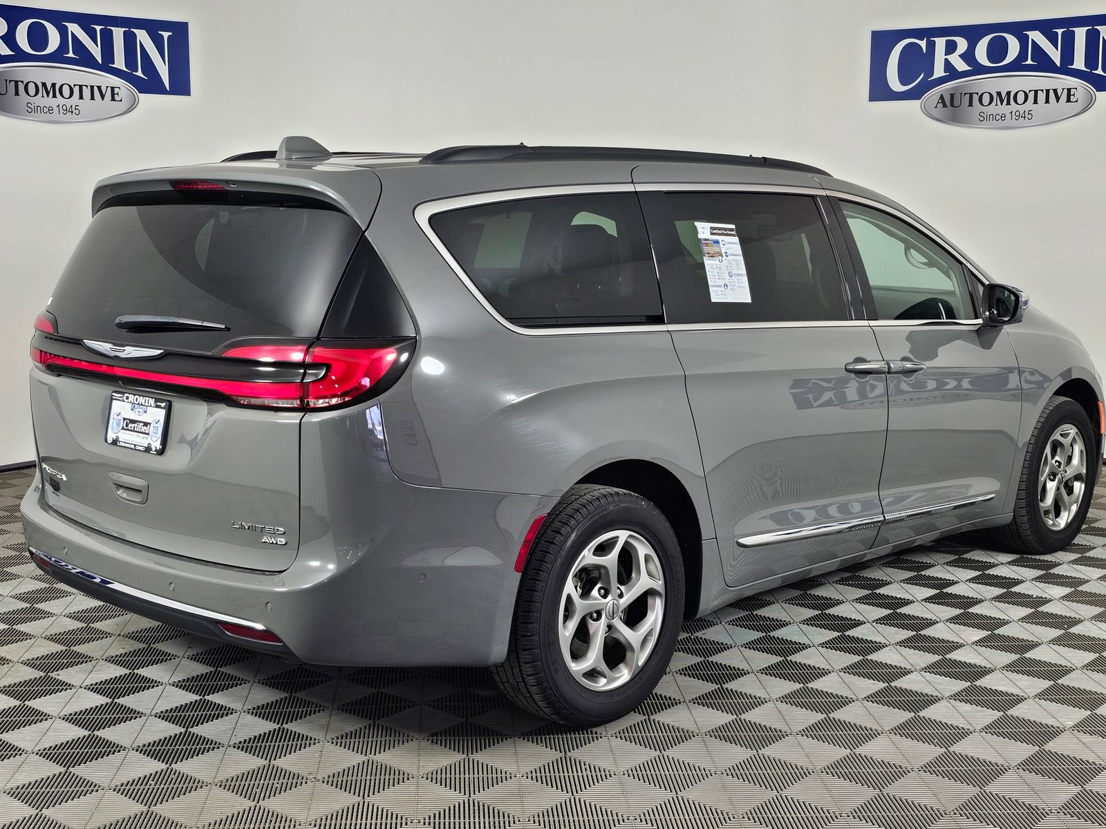 Used 2022 Chrysler Pacifica Limited AWD/4WD image 32