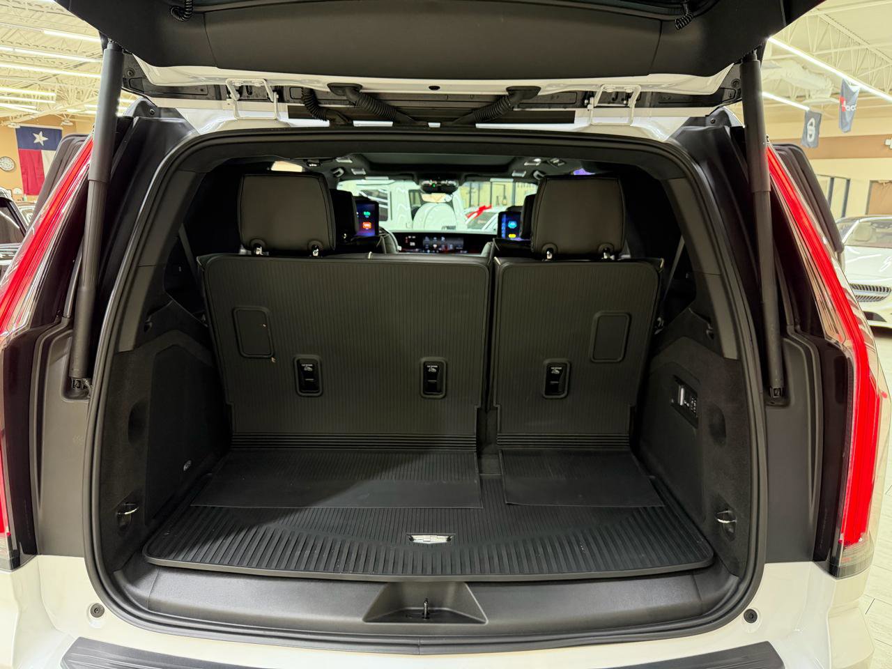 Used 2025 Cadillac Escalade V w/ LPO, ONYX Package image 22