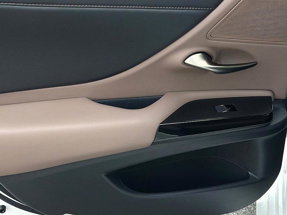 Used 2022 Lexus ES 300h w/ Premium Package image 9