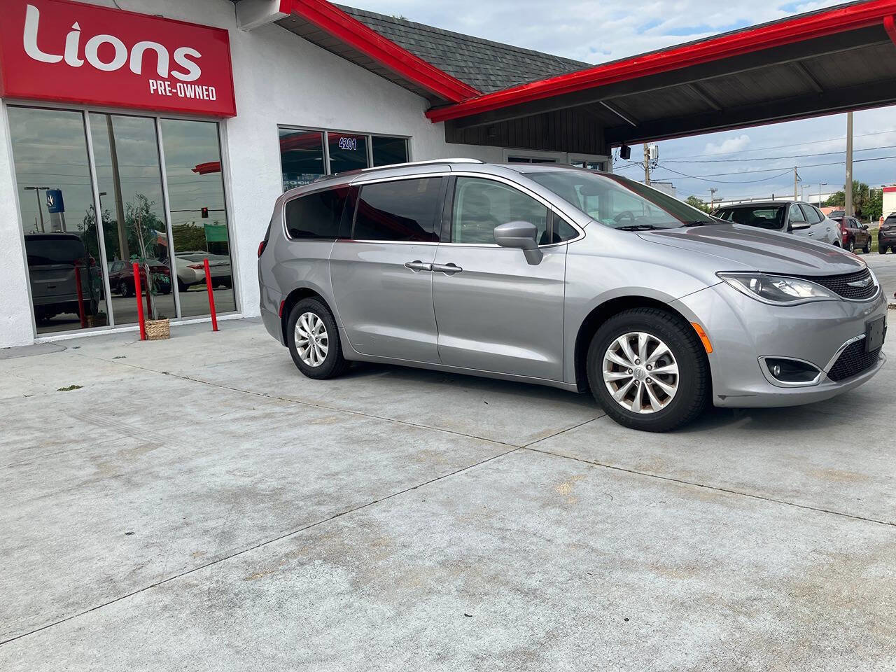 Used 2019 Chrysler Pacifica Touring-L image 11