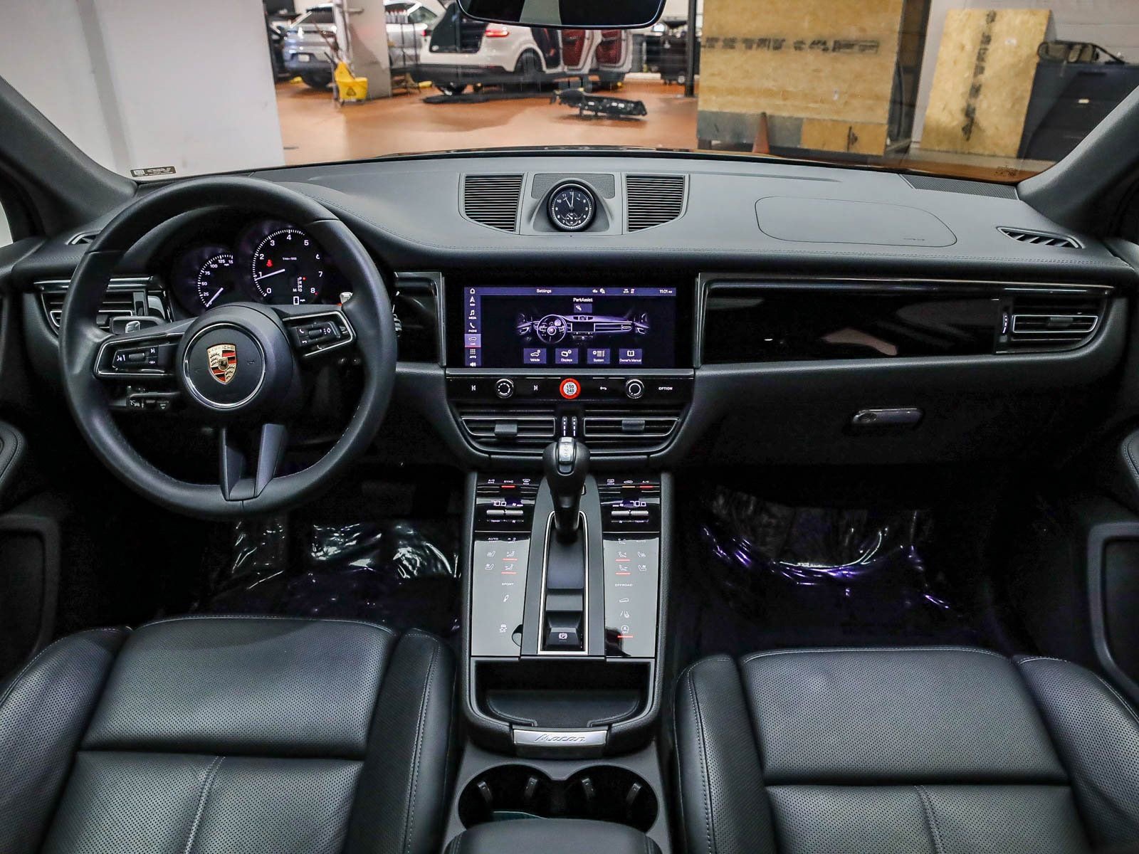 Certified 2025 Porsche Macan image 14