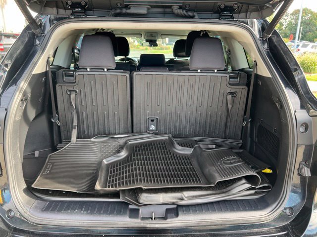 Used 2021 Toyota Highlander LE AWD/4WD image 30