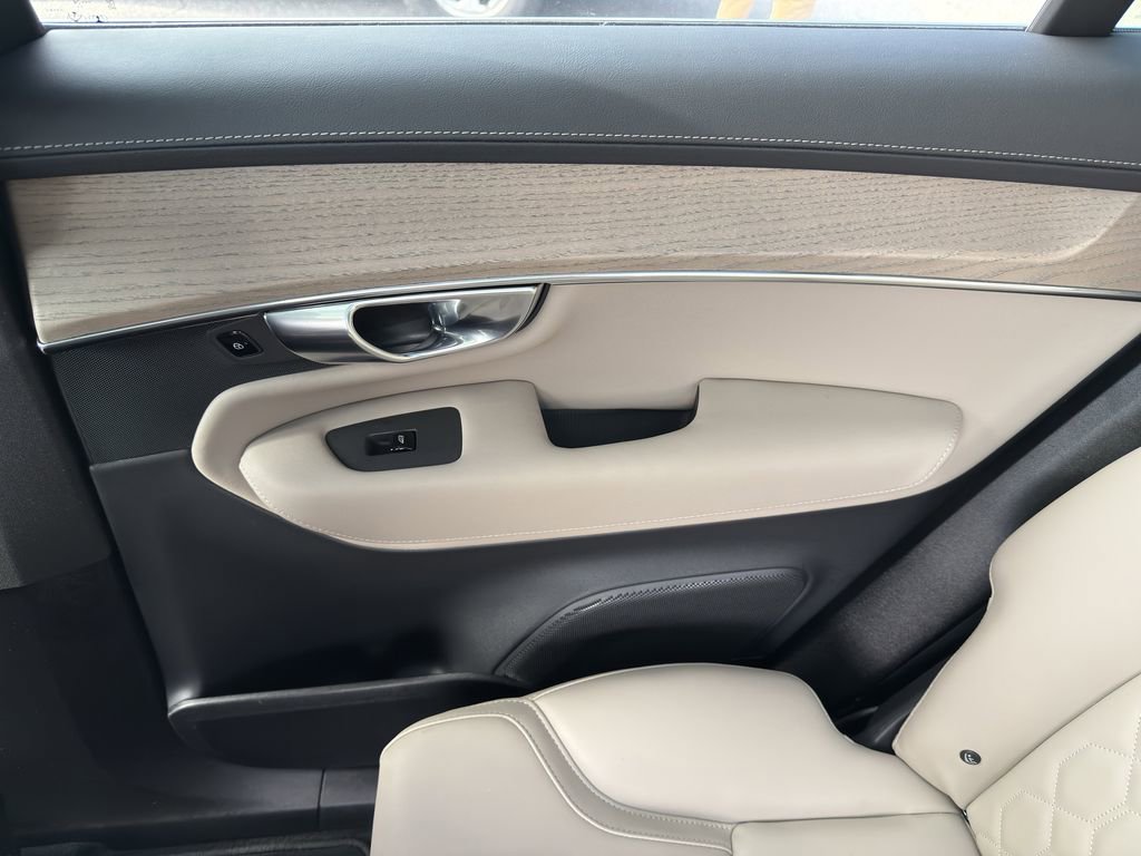 Certified 2025 Volvo XC90 B6 Plus image 33
