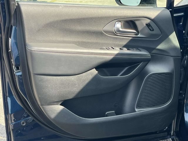 Used 2025 Chrysler Pacifica Select FWD image 14