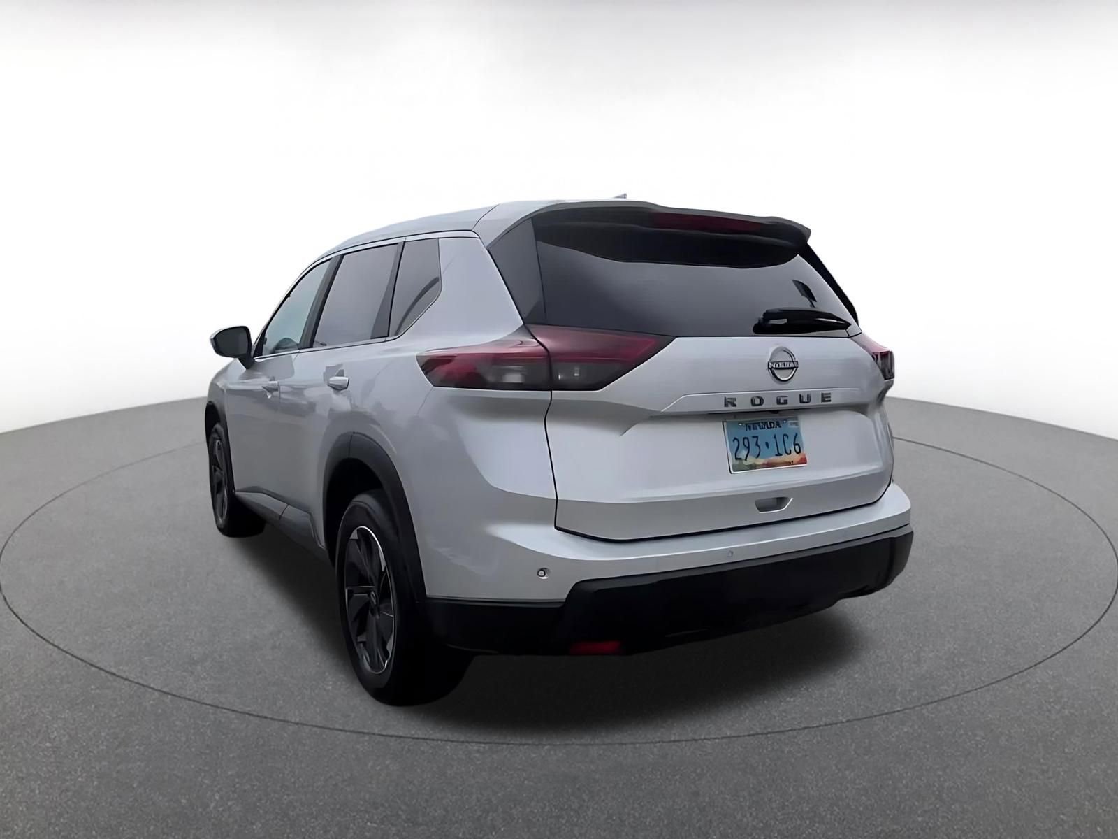 Used 2025 Nissan Rogue SV FWD image 11