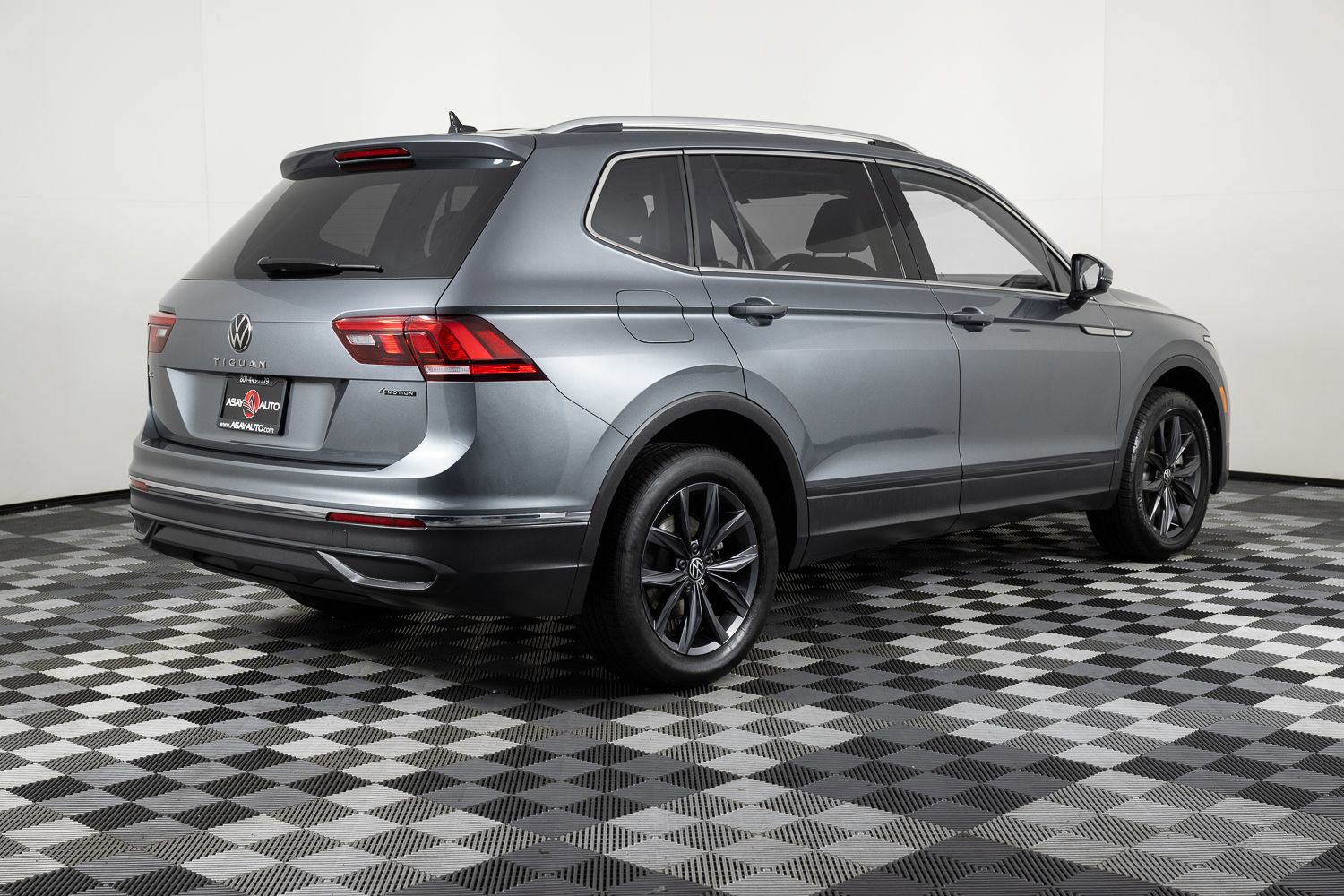 Used 2023 Volkswagen Tiguan SE image 8