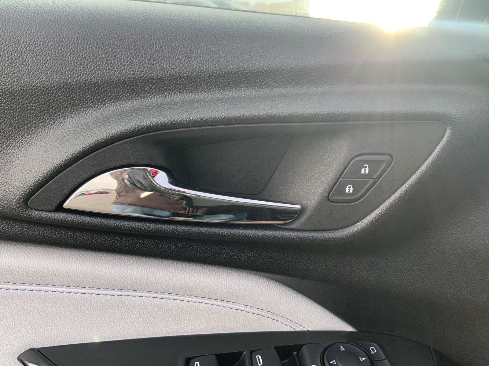 Used 2025 Chevrolet Trax LT w/ LT Convenience Package image 19