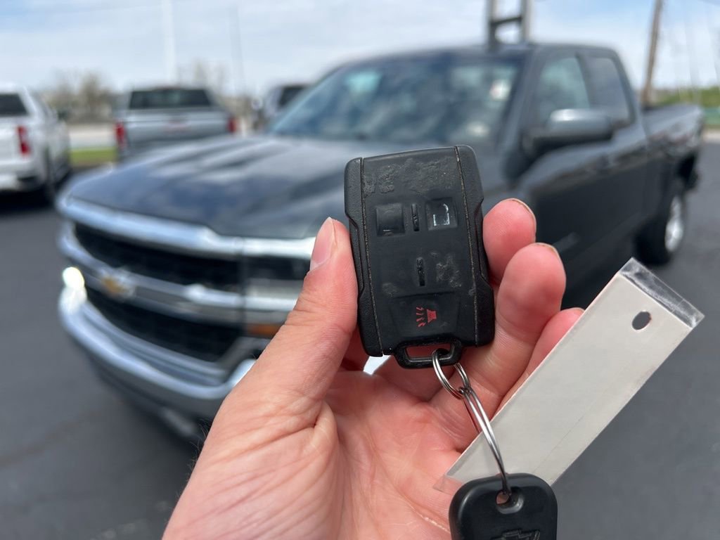 Used 2017 Chevrolet Silverado 1500 LT AWD/4WD image 42