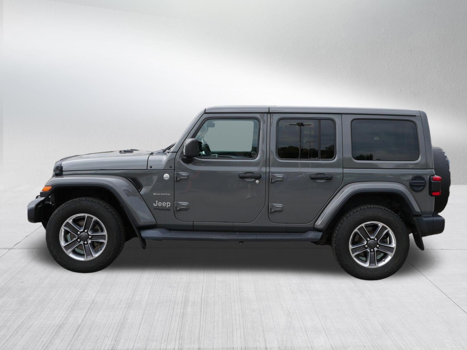 Used 2019 Jeep Wrangler Unlimited Sahara w/ Dual Top Group AWD/4WD image 4