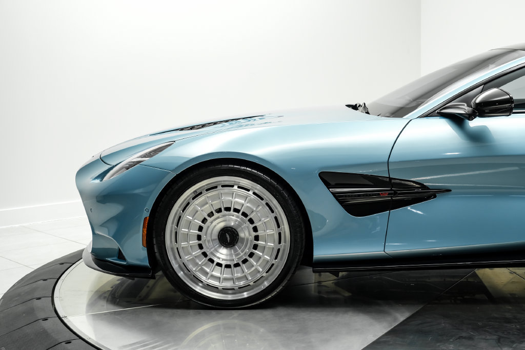 Used 2025 Aston Martin Vanquish RWD image 13