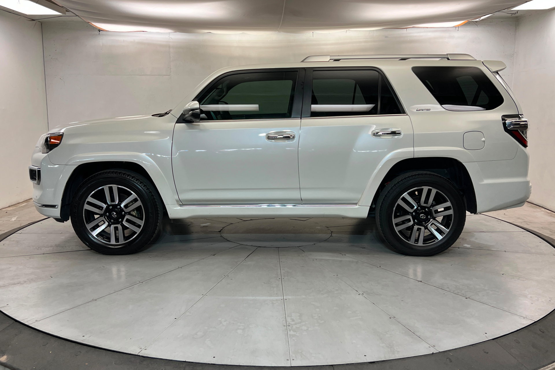 Used 2023 Toyota 4Runner Limited AWD/4WD image 2