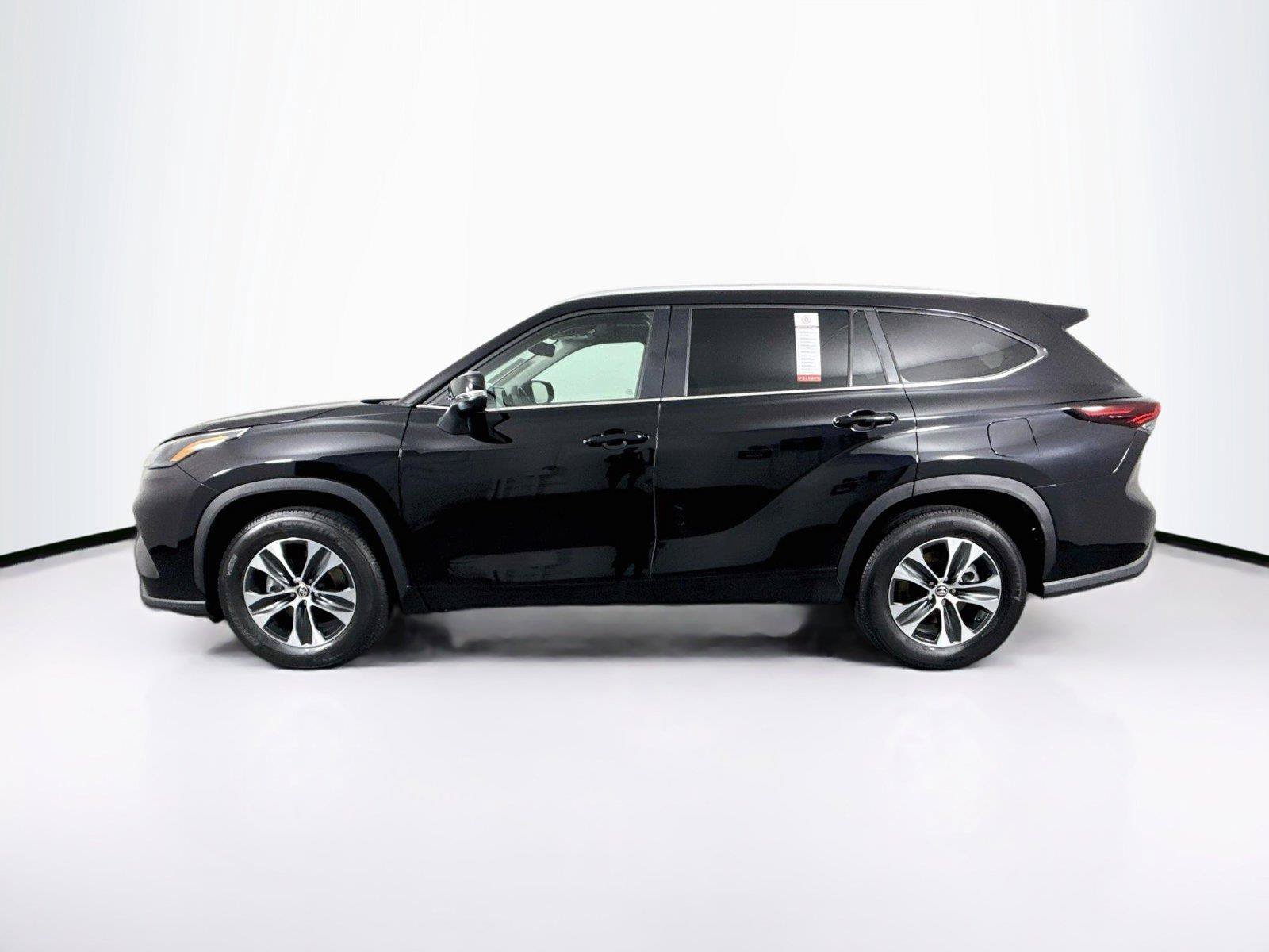 Certified 2025 Toyota Highlander XLE FWD image 14