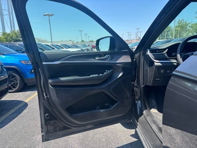 Used 2024 Jeep Grand Cherokee L Limited w/ Black Appearance Package AWD/4WD image 14