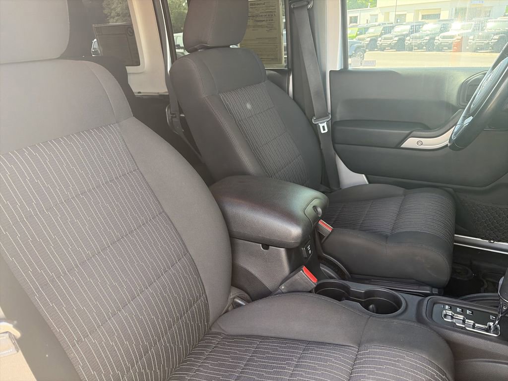 Used 2012 Jeep Wrangler Unlimited Rubicon w/ Connectivity Group AWD/4WD image 32