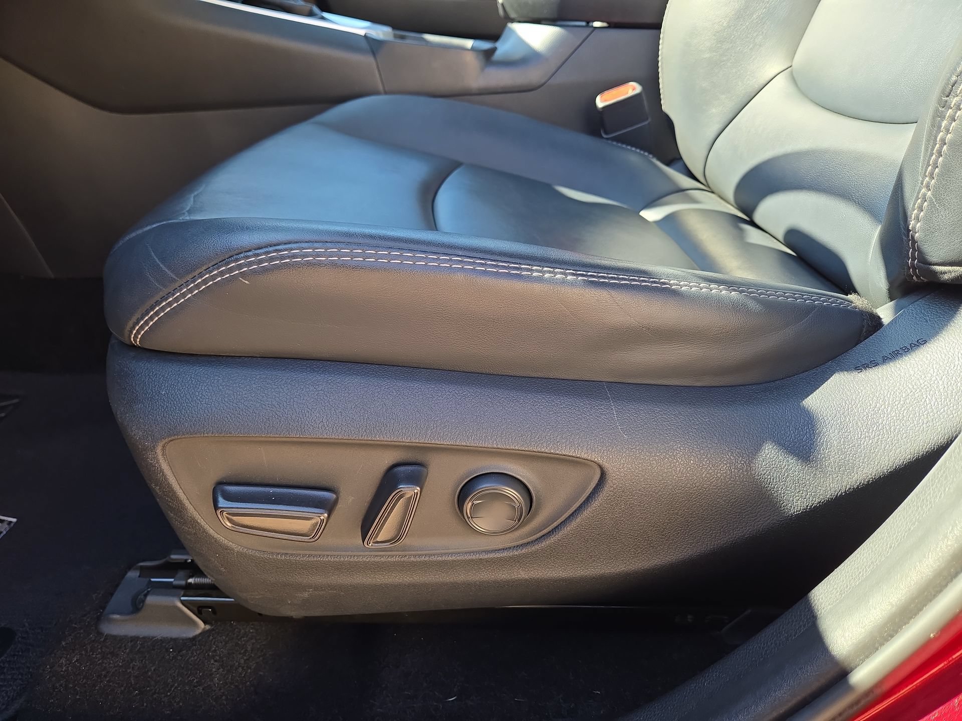 Used 2019 Toyota RAV4 XLE Premium FWD image 17