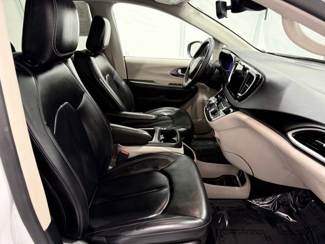 Used 2023 Chrysler Pacifica Touring-L image 22