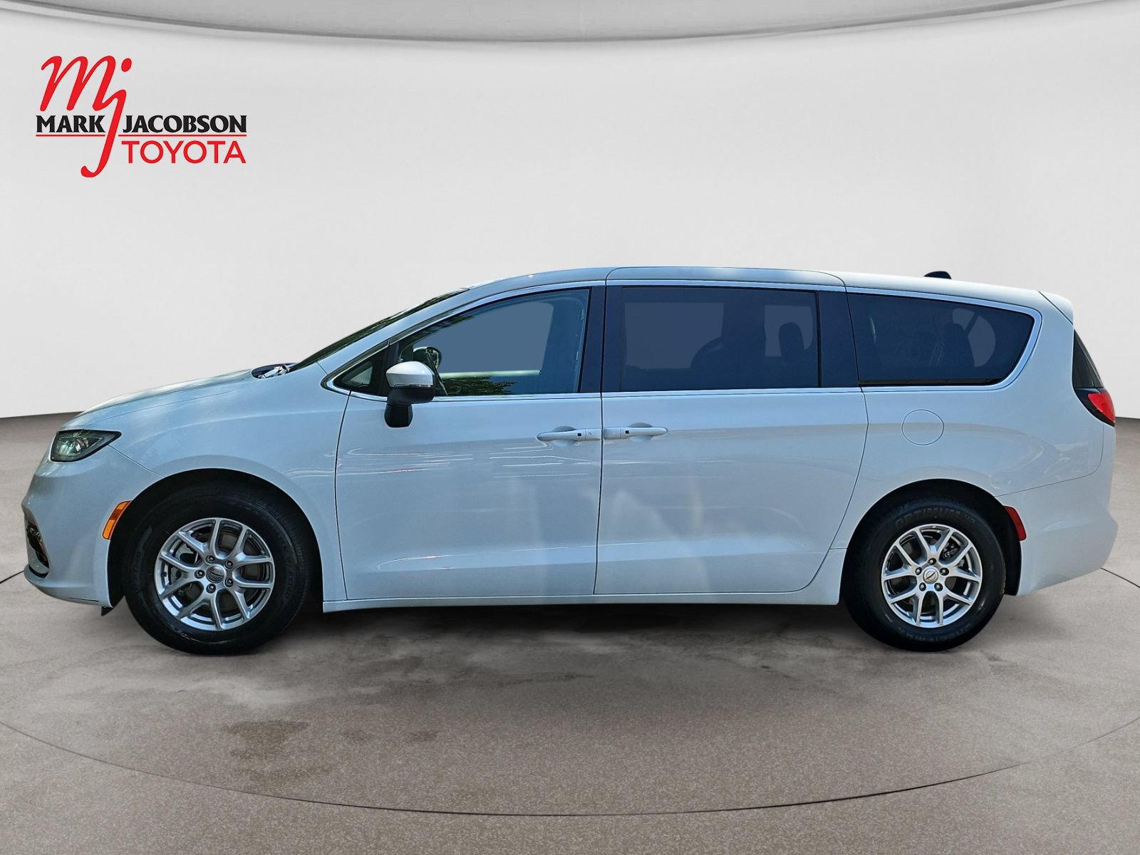 Used 2023 Chrysler Pacifica Touring-L FWD image 15