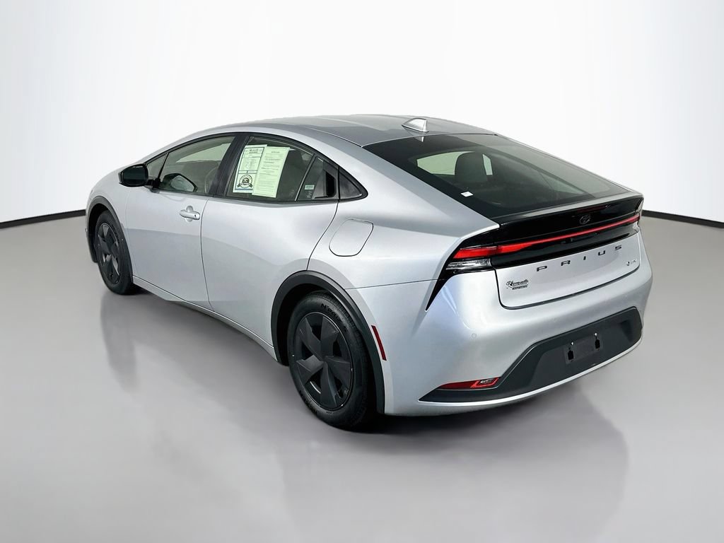 Used 2025 Toyota Prius LE FWD image 5
