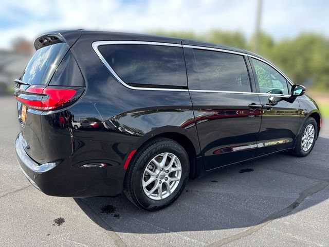 Used 2025 Chrysler Pacifica Select FWD image 5