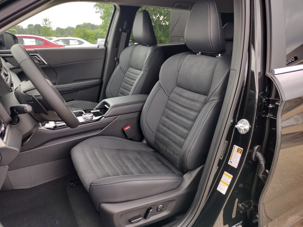 New 2025 Mitsubishi Outlander SE image 2