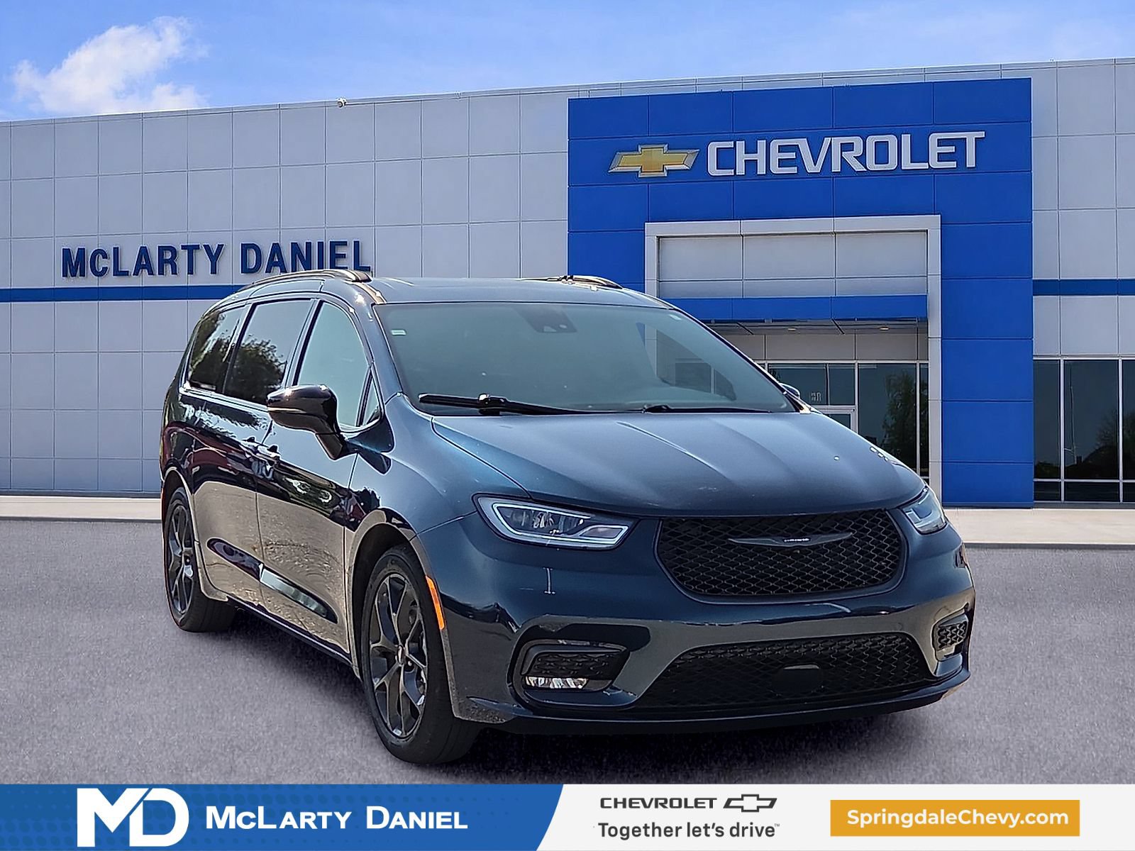 Used 2025 Chrysler Pacifica Limited FWD image 1