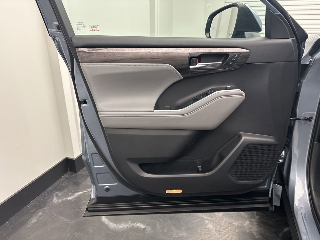 Used 2020 Toyota Highlander Limited image 16