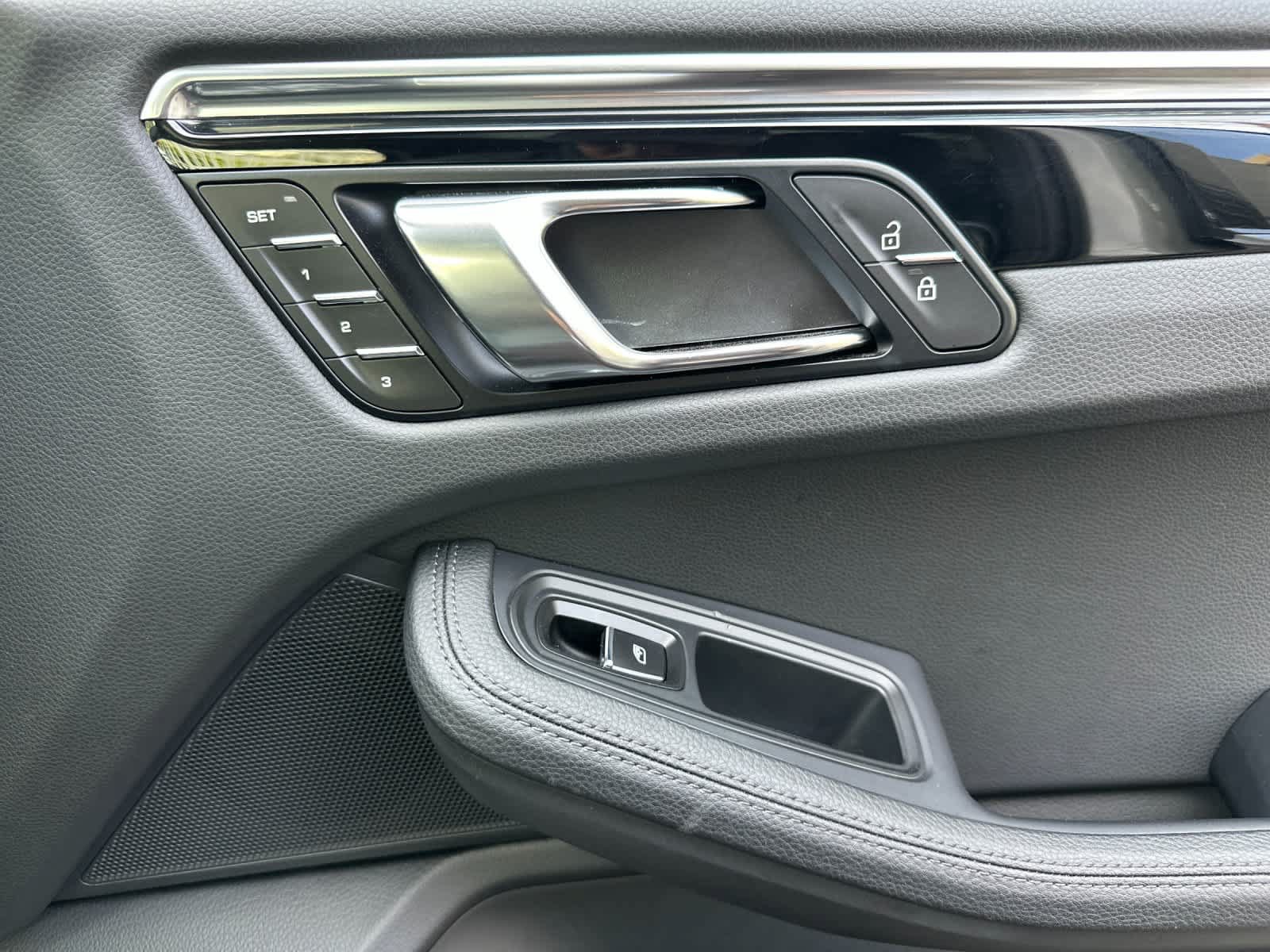 Certified 2025 Porsche Macan AWD/4WD image 19