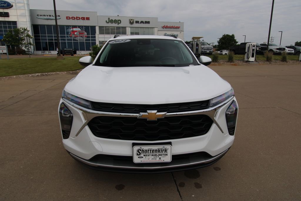 Used 2024 Chevrolet Trax LT w/ Driver Confidence Package FWD image 2