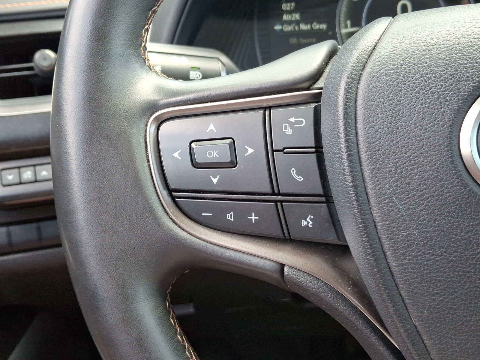 Used 2022 Lexus UX 200 w/ Accessory Package (Z1) FWD image 21