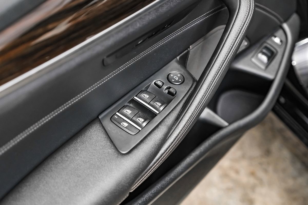 Used 2023 BMW 530e RWD image 41