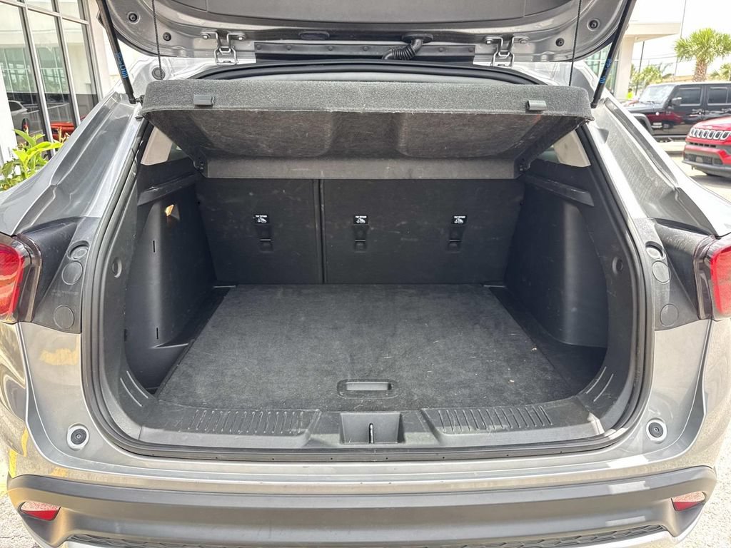 Used 2025 Chevrolet Trax LT FWD image 9