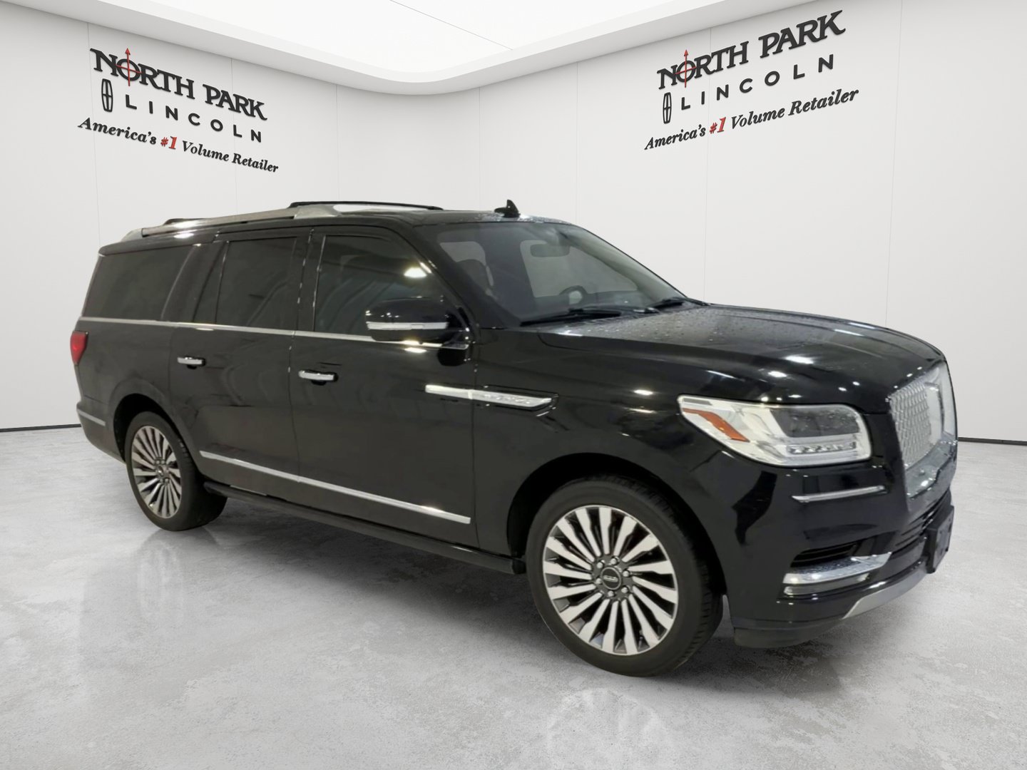 Used 2018 Lincoln Navigator L Reserve w/ Technology Package AWD/4WD image 3