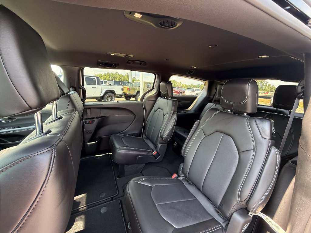 New 2027 Chrysler Pacifica Select FWD image 23