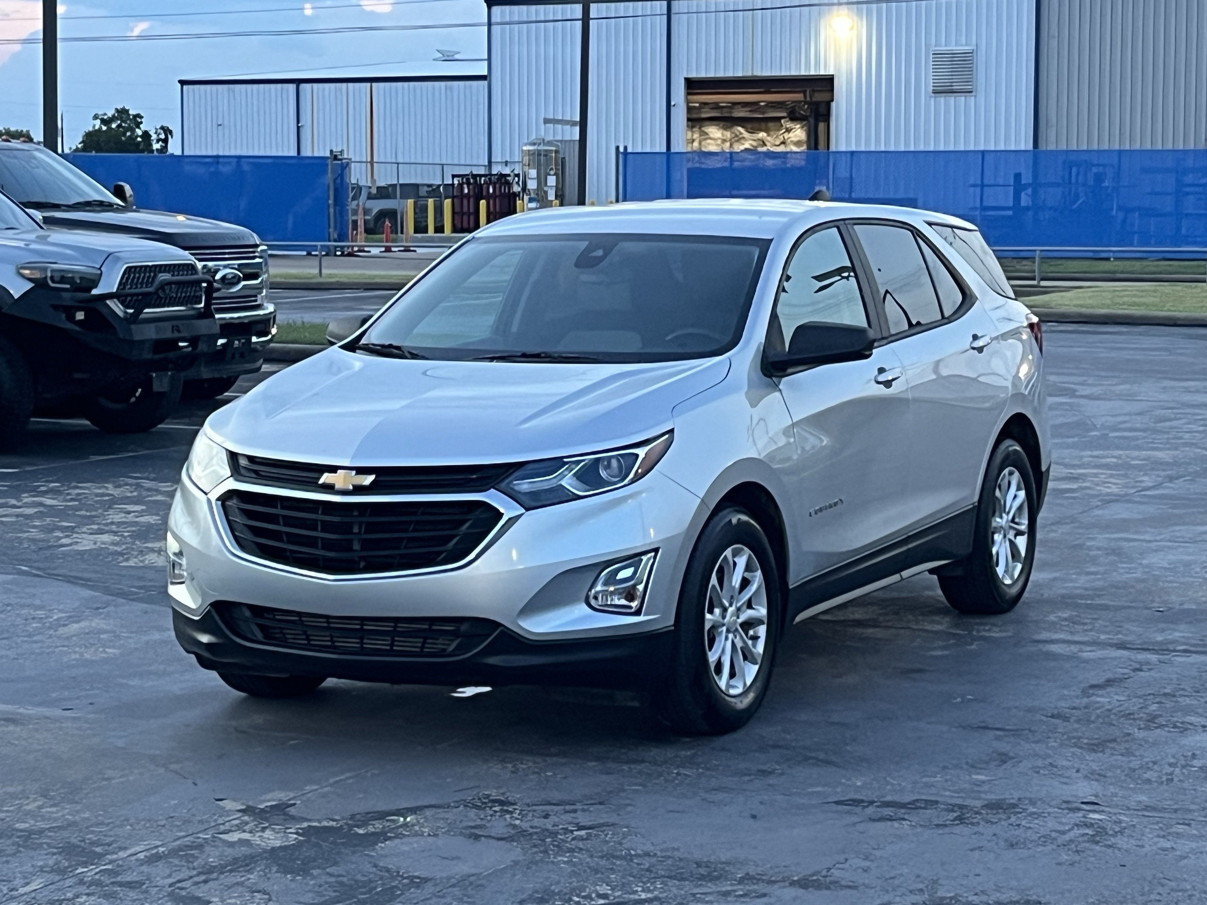 Used 2021 Chevrolet Equinox LS w/ LS Convenience Package FWD image 3